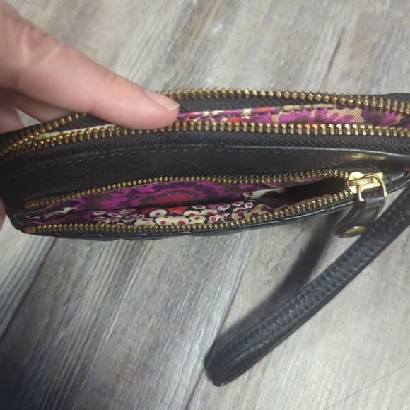 Vera Bradley Quilted Sophie Wristlet Genuine Leather Black W/ Floral Lining - Picture 5 of 12